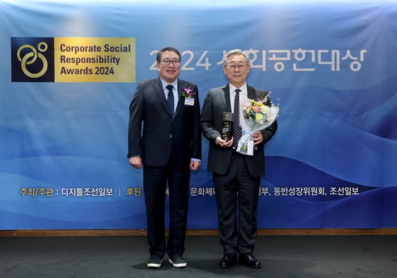 SCL 아카데미 이경원 원장(사진 오른쪽)이  2024년 조선일보 사회공헌대상(학술교육 부문)’을 수상한 후 기념촬영을 하고 있다. 