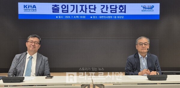 사진 왼쪽부터 의협 의료정책연구원 문석균 부원장, 안덕선 원장.