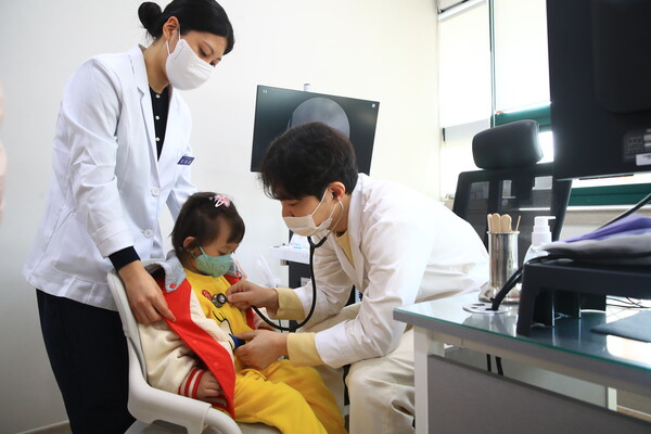 전남 곡성군은 지역 공공의료 공백 문제와 이에 대한 해결책을 고향사랑기부제 지정기부 사업에서 찾았다. 곡성군의 지정기부 1호 사업인 는 소아청소년과 진료실 조성과 전문의 의료서비스 제공을 위한 사업이다. 사업비 8,000만 원을 목표로 2024년 1월부터 5월까지 모금활동을 펼쳤고, 보건복지부와 행정협의 등 준비기간을 거쳐 8월 27일 소아과 첫 진료를 시작했다.
