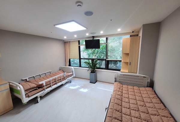 케어링빌리지 더평촌은 개별 화장실을 갖춘 1~2인 총 77실을 갖추고 있다.