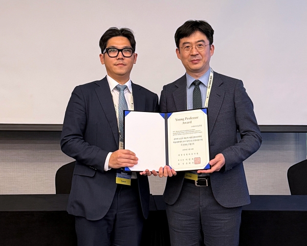 송우진(사진 왼쪽) 순천향대서울병원 성형외과 교수가 ‘Young Professor Award’를 수상했다.