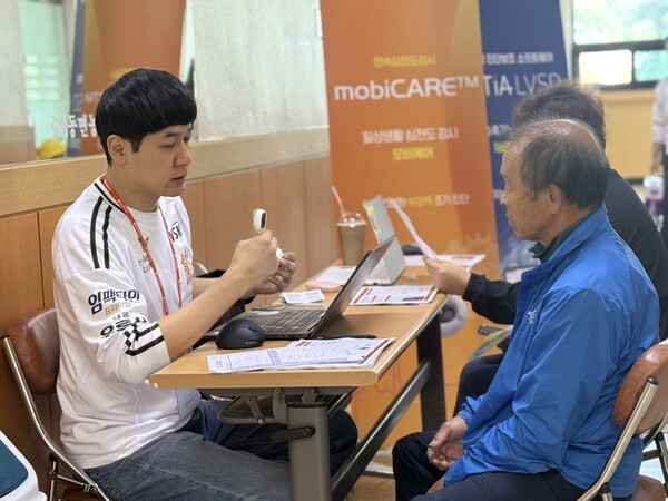 홍천군 주민이 웨어러블 심전도 모비케어에 대한 설명을 듣고 있다.