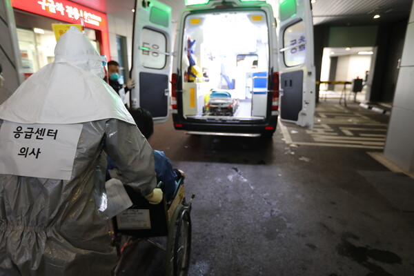 서울의료원이 신종감염병 대응 모의훈련을 하는 모습. 사진 제공: 서울의료원
