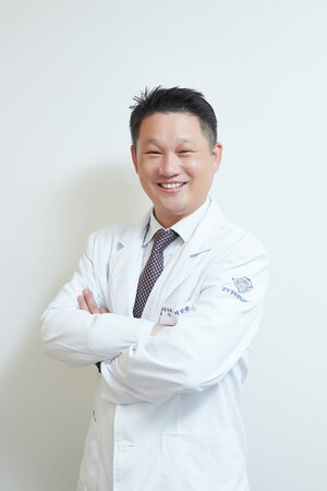 Professor Seo Byung-gwan from Gangdong Kyung Hee University Oriental Hospital was awarded the Korea